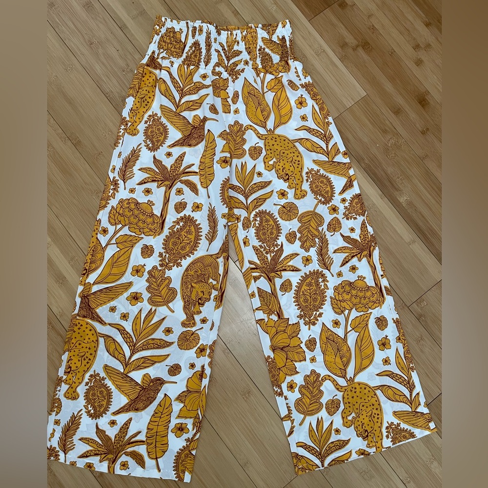 I am selling a nice white and mustard color pants, size M CIDER brand